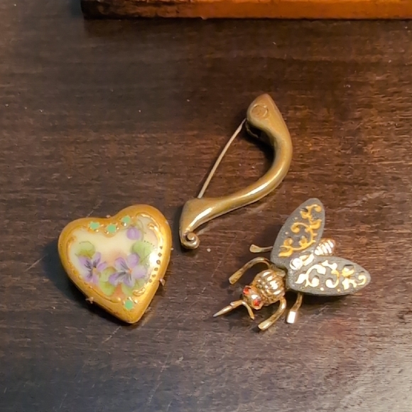 Gold and Purple Brooch Set with Intricate Details - Picture 2 of 6